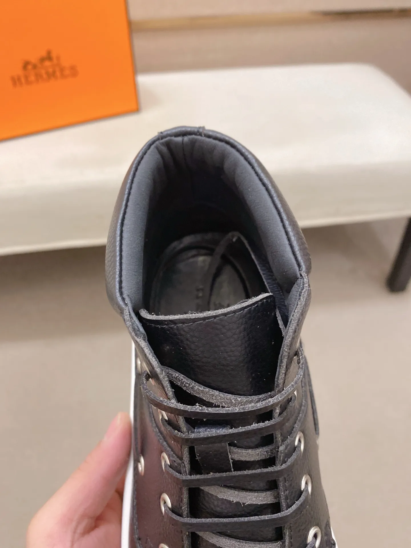 Ex-factory price: 480💰《HERMES》【Classic Original Version】Hermès; Top 🔝 Purchasing Agency 🔍🔍Men's latest high-tops 🇺🇸 available simultaneously at counters, imported from Italy original ▲▲cowhide ▲▲ (high-end, extravagance, class) times) Exquisite workmanship (Italian 🇮🇹Imported water-dyed 🐂cowhide lining) sole: Original sole provided by the original factory, ⚠️exclusive double-layer activity·TPR·rubber·combined molded outsole; super comfortable·wear-resistant·non-slip·environmental protection The real thing is more beautiful if you take the real thing (high quality, follow the order). You can enter and exit the counter at will * Number of yards: 38-44 (45 can be customized and cannot be returned or exchanged)